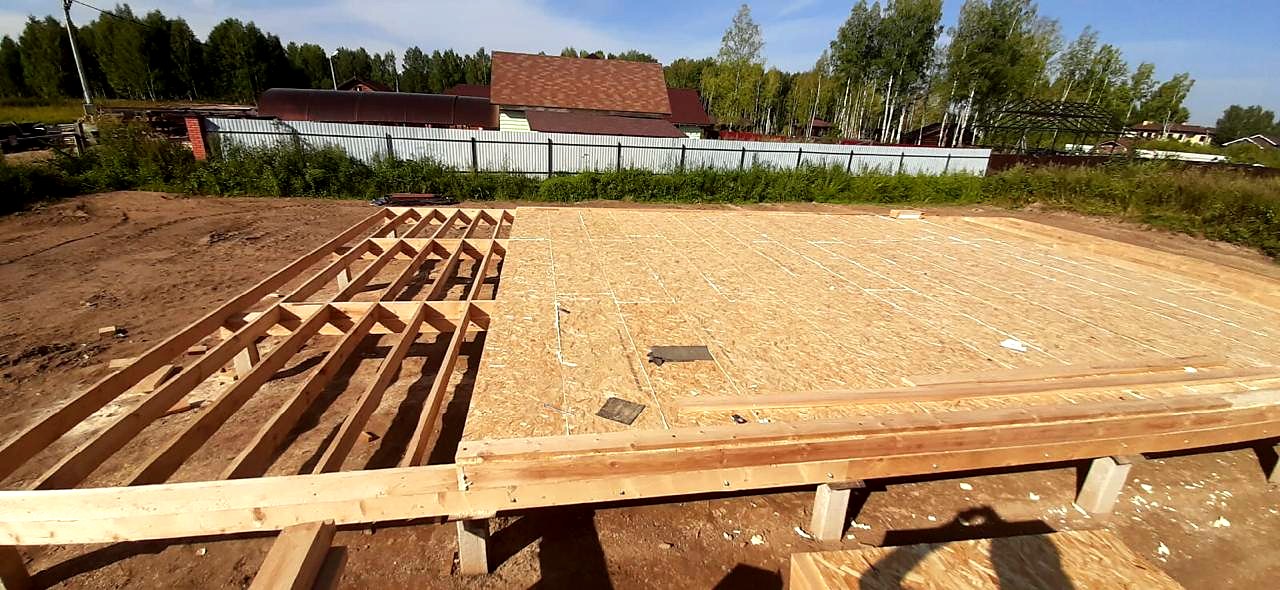 Дом 100 м² по проекту «БарнХаус 76.1», д. Смирново: пол из sip-панелей на отметке 0