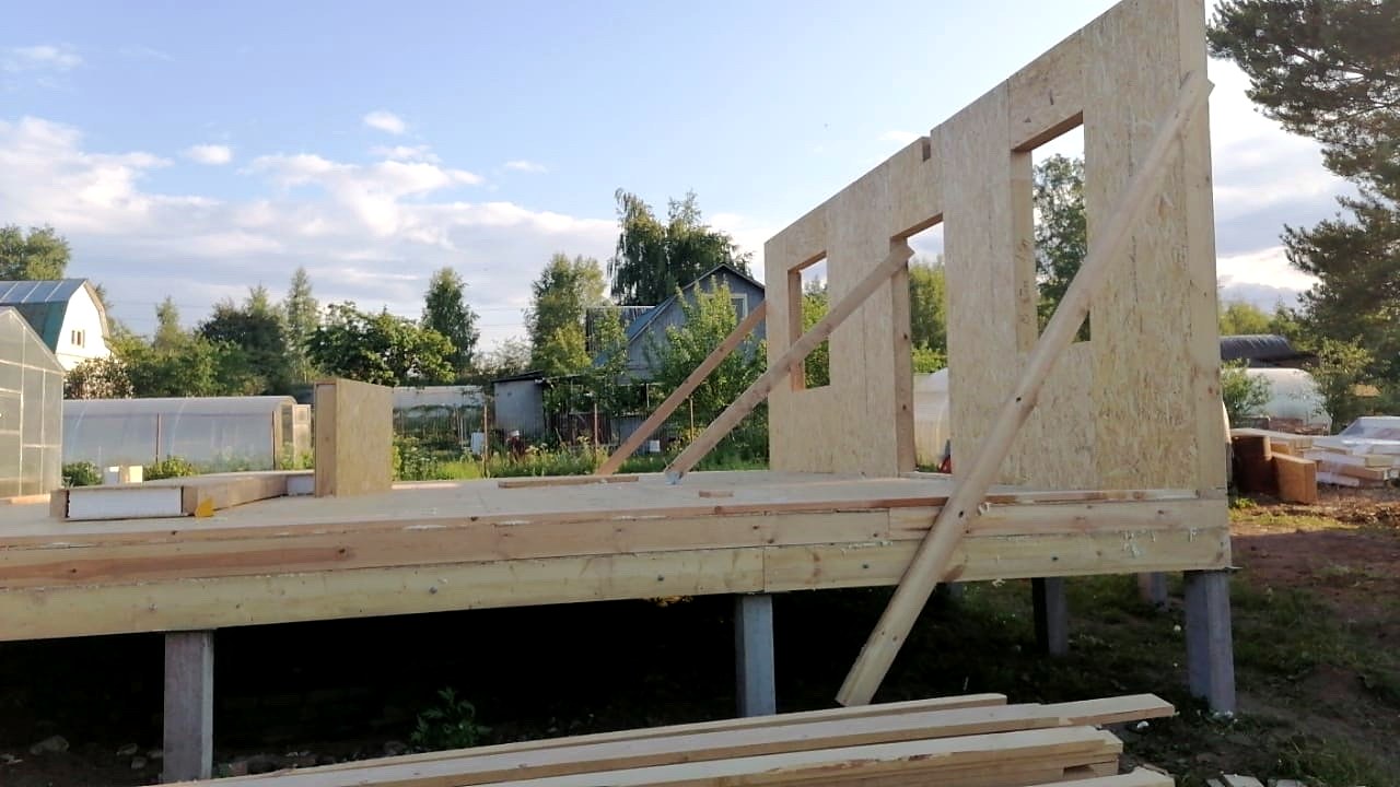 Дом 131,64 м² по проекту «Ессентуки 7.5х7.5», СНТ «Струя-1»: монтаж стен